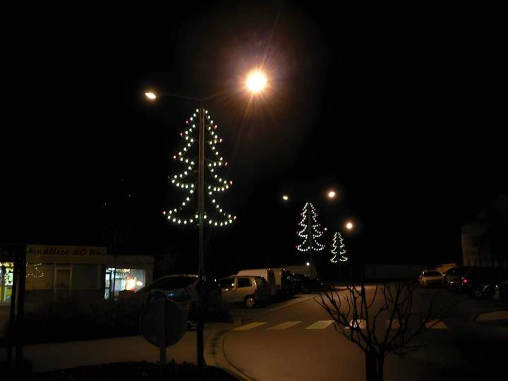 Structures lumineuses en forme de sapins L'Orne